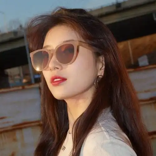 裴秀智更新代言图,戴上眼镜的欧尼时尚感满分