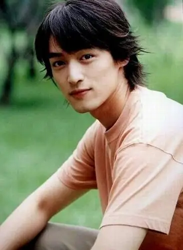 胡歌各个时期的容貌变化,从小鲜肉到风度男人,哪个时期才是颜值巅峰?