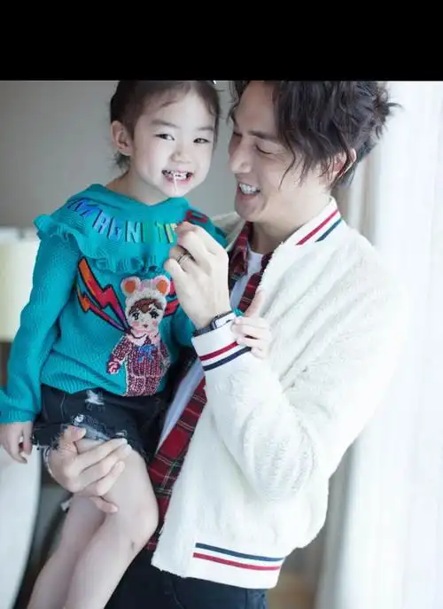 网友偶遇戚薇一家游玩新加坡软萌lucky一路缠着爸爸