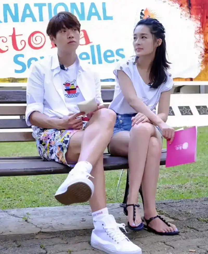 李沁90斤的体重,被摄影师拍成了120斤的腿 676767