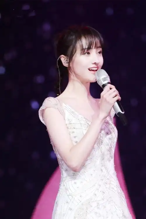 郑爽高甜亮相晚会,一身"星辰"裙艳压群芳,果然是时髦的爽妹子