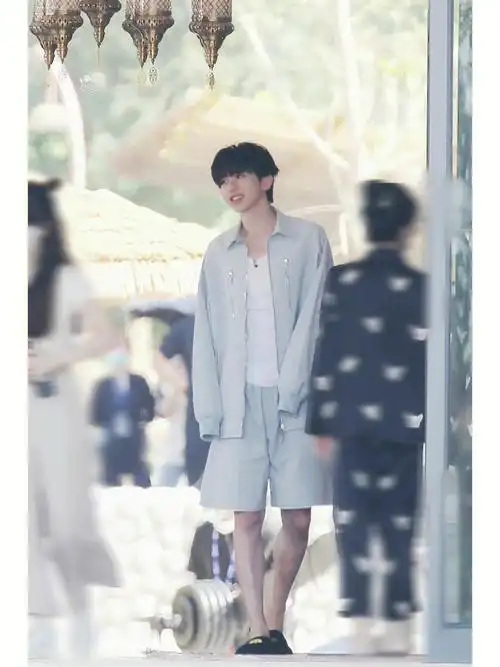 蔡徐坤腿好细啊