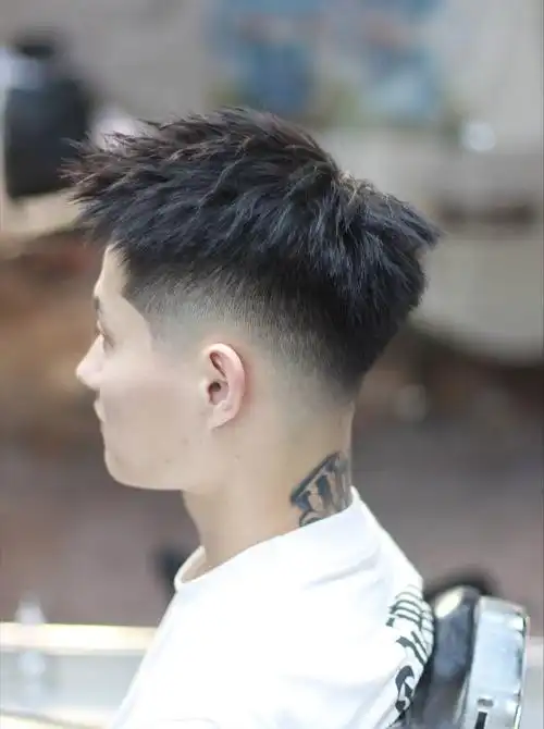 男士立体渐变前刺发型推荐
