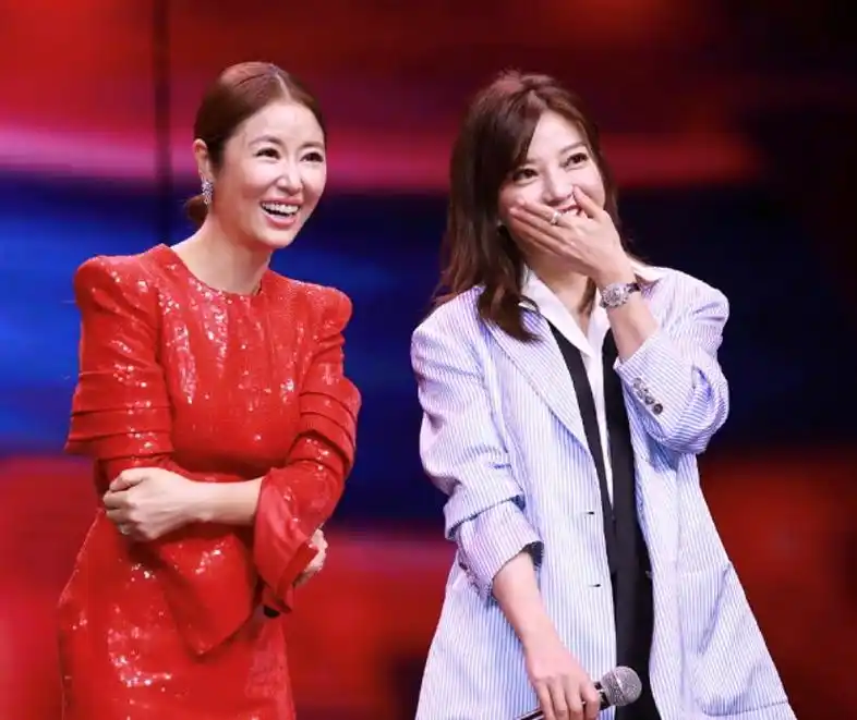 赵薇林心如同框,一个年轻自然一个脸僵老态,同样43状态差太多