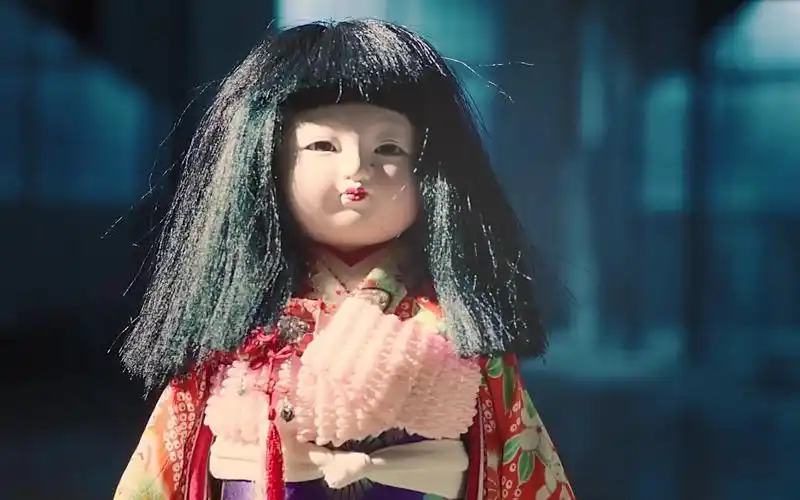 女孩捡回家一个诡异的人偶,当晚她就被"鬼压床",人偶正趴在她身上