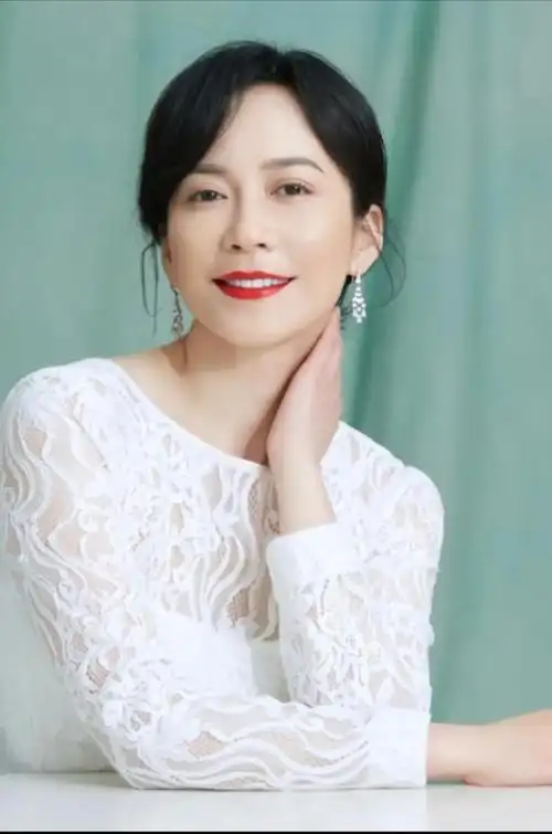 还有一些女演员甚至是越老越美的类型,过了四十岁依然"风韵犹存".