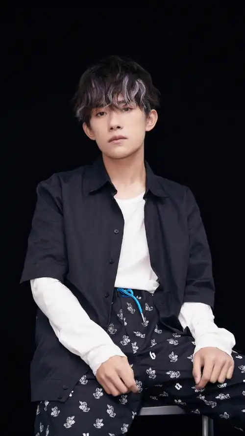 易烊千玺高清帅气手机壁纸图片