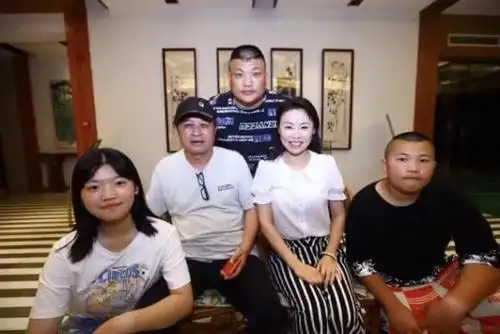 毕福剑与众弟子聚会稳坐c位售卖字画价格被曝光