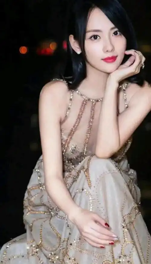 张嘉倪妩媚女人味