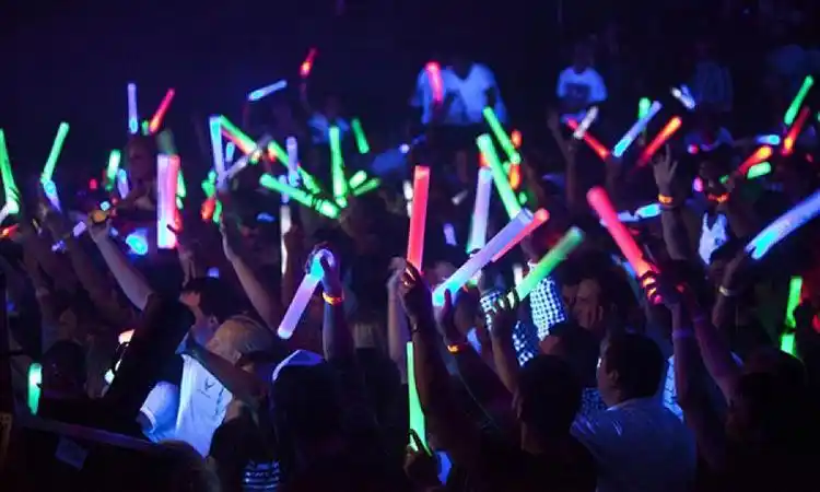 批发led发光海绵棒演唱会音乐节应援棒荧光棒led七彩泡沫发光棒