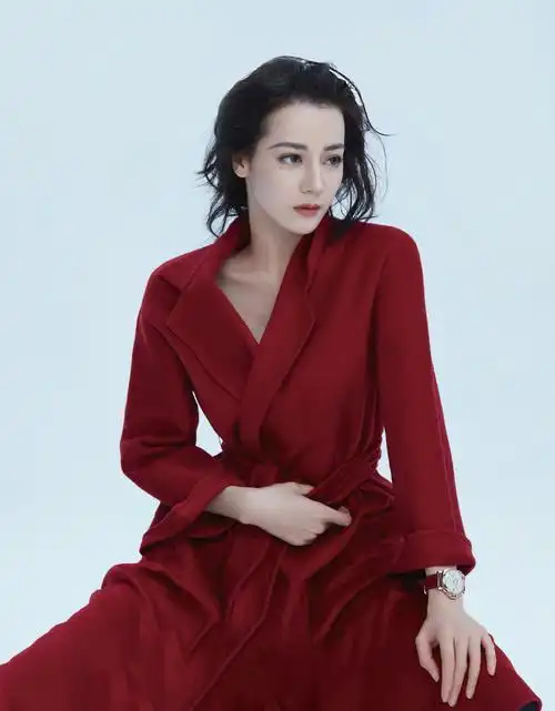 又被迪丽热巴惊艳到了穿红色大衣明艳动人双眸灵动太养眼