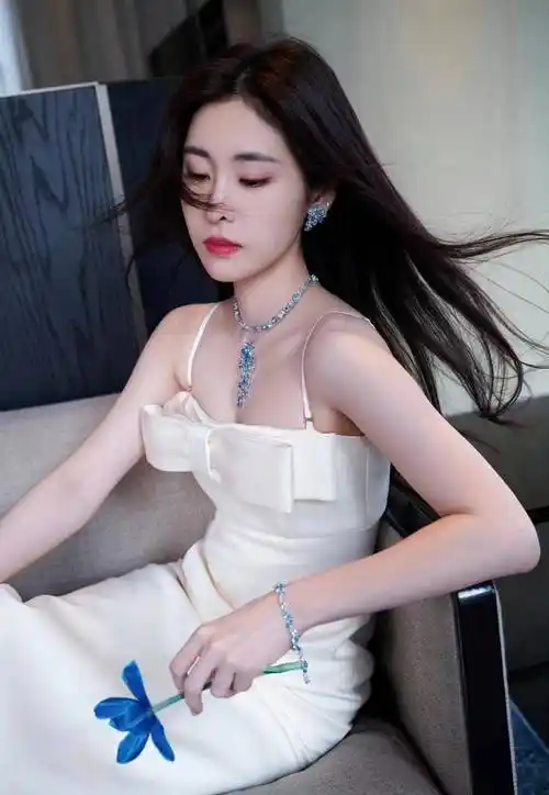 张碧晨一袭唯美的蝴蝶结吊带裙,凸显好身材,婀娜多姿美丽动人