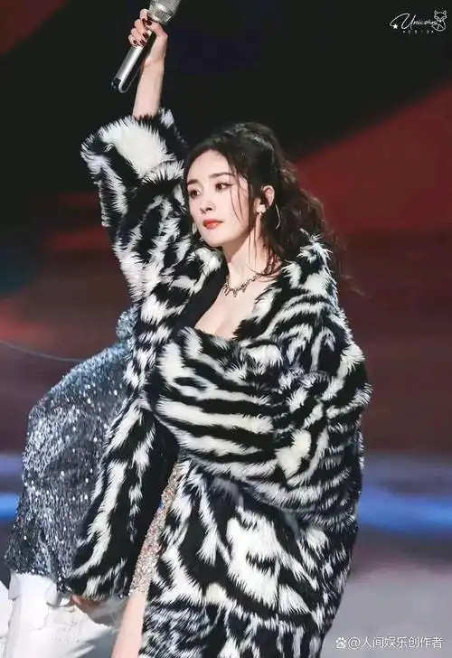 杨幂跨年晚会热舞,险走光,不愧是"少女幂",网友直呼好身材