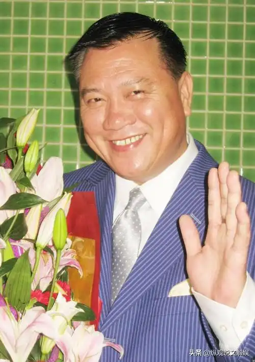 闹大了!66岁的影帝万梓良,街头"卖丑"夜店狂欢羞辱人下跪