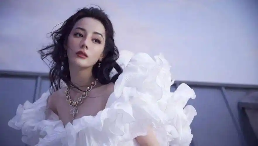 迪丽热巴自曝与闺蜜相处日常:吵架互删微信,但依旧如亲人相伴_身材