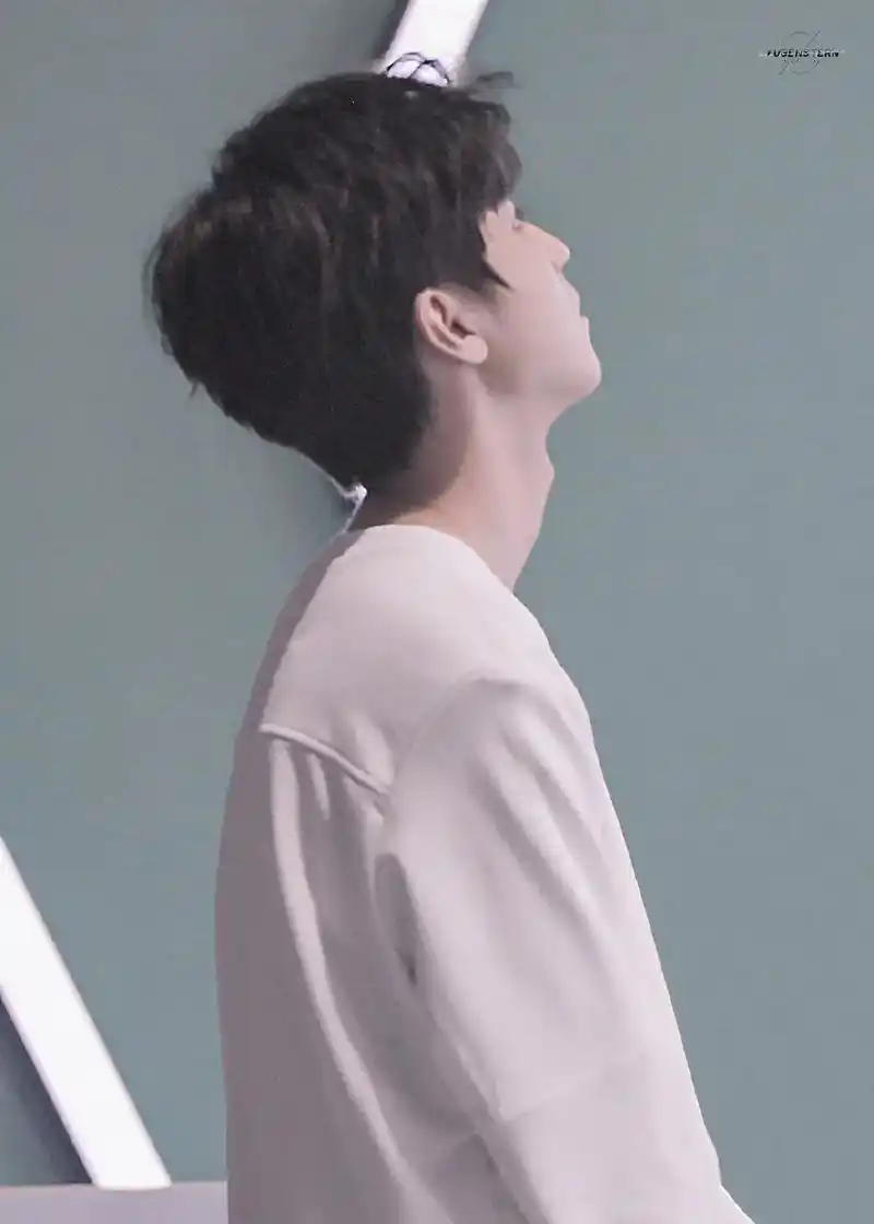 这锁骨,这喉结,这胸肌,这手,谁看了不迷糊啊!王俊凯好帅!# - 抖音