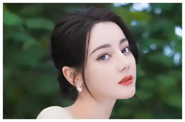 迪丽热巴参加沙特音乐节容貌亮眼引眸长裙彰显曼妙身姿