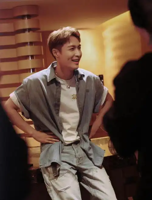 张艺兴牛仔开衫##张艺兴笑着叉腰