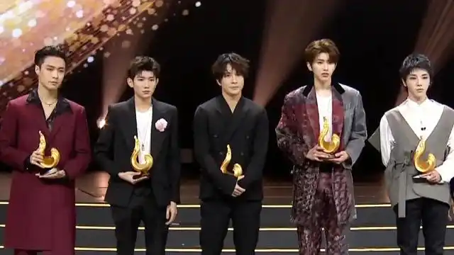 蔡徐坤,华晨宇,王源,薛之谦,张艺兴同台领奖,音乐才华获赞