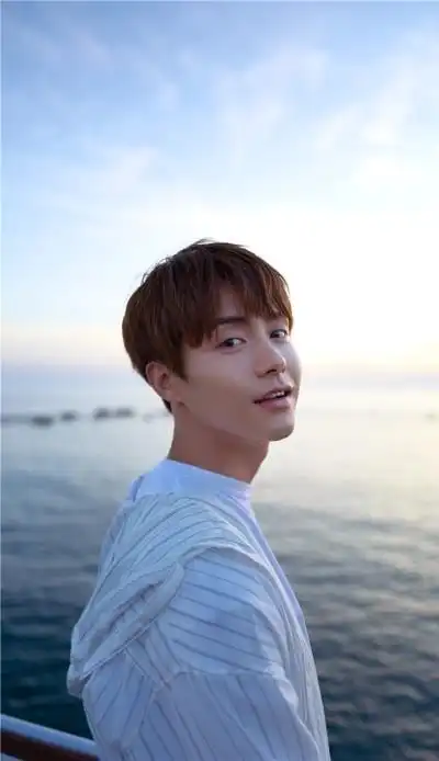 【马天宇《观心》湛蓝系写真曝光 海边游走自在观心】壁纸 明星 帅哥