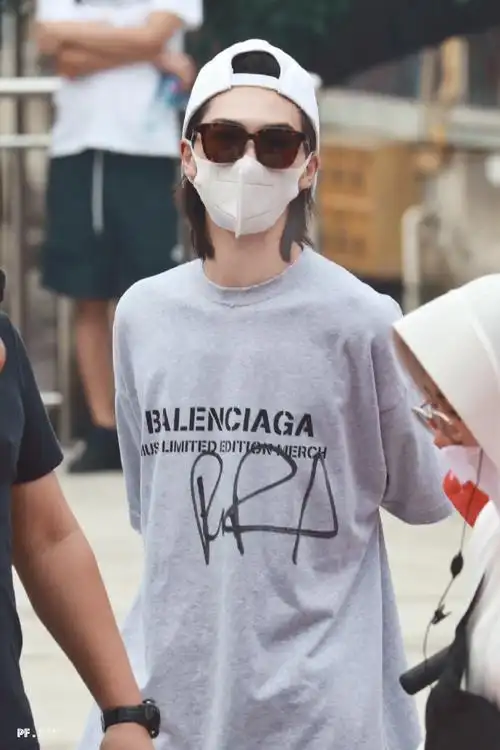 反戴帽子搭配墨镜的朱正廷有点酷啊,开机大吉@theo-朱正廷#冰球少年