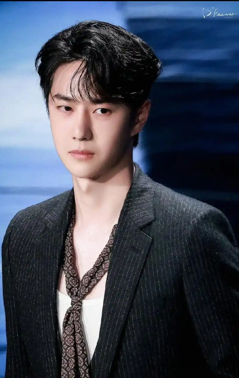 王一博身穿黑色西装登上微博电影之夜红毯,这两套造型都好绝各有各的