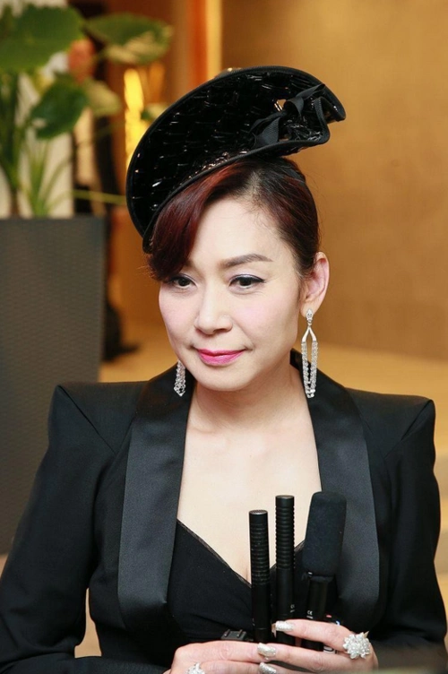 58岁邝美云品味真好,老气西装也穿出优雅感,中年女性都该学一学_造型