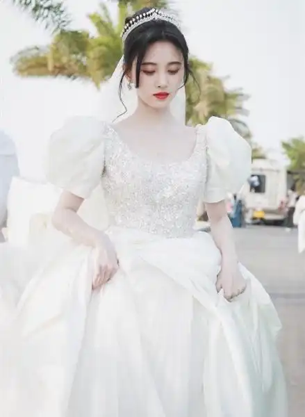 鞠婧祎白色婚纱礼服配上皇冠头饰,可谓是超惊艳绝美.