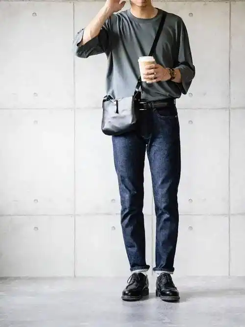 来自日本的时尚博主在社交网站经常分享他的日常穿搭,主要以休闲简约