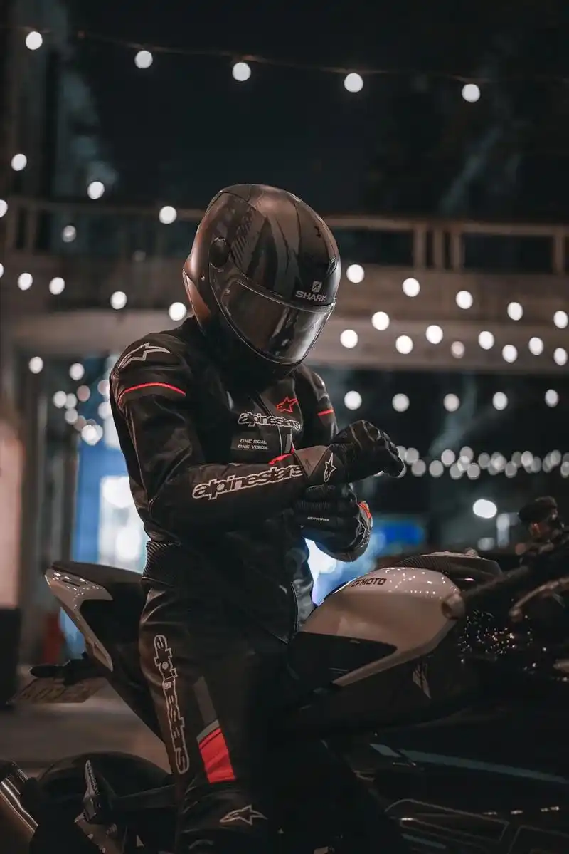 皮衣骑车真的帅.机车摄影#机车男孩 #痞帅 #每个男人都有一 - 抖音