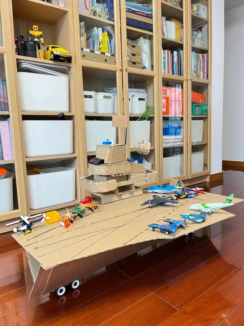 废物利用,纸板箱改装航空母舰 宜家买了个家具,孩子爸爸用外装做了个