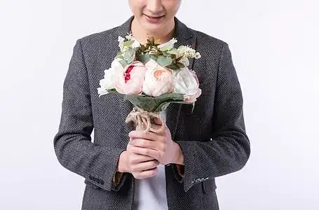 拿玫瑰花的男性背影高清背景图片唯美传统古风汉服美女手拿鲜花高清