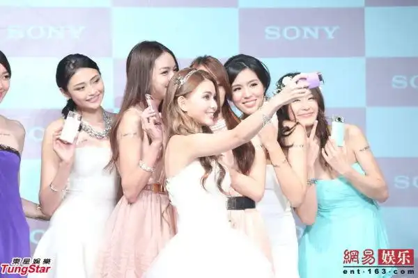 周杰伦昆凌婚纱照走搞怪路线 明年1月办婚礼