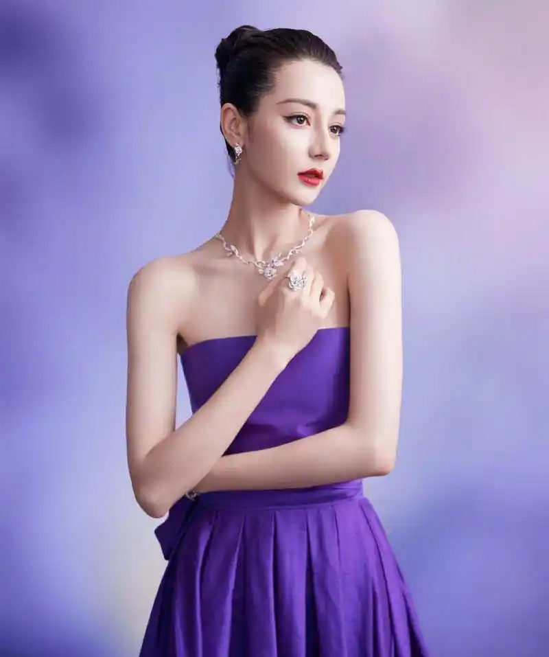 迪丽热巴身穿紫色抹胸长裙,高贵优雅