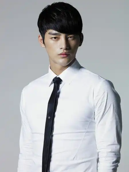 主君的太阳苏志燮徐仁国曝正装剧照