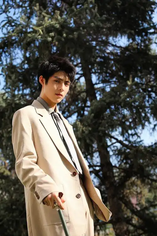 王皓轩西装写真曝光 俊朗帅气眼镜杀变身雅痞绅士