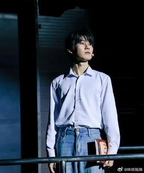 中戏音乐剧系大学生@时代少年团-张真源来啦!