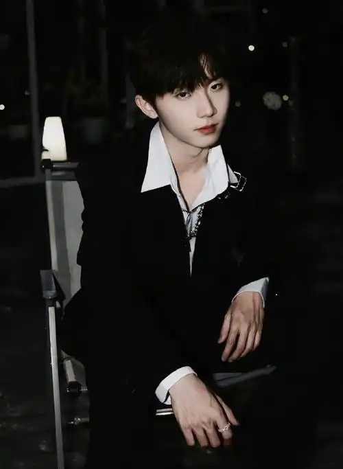 马嘉祺黑色连帽衫##马嘉祺眼神压迫感