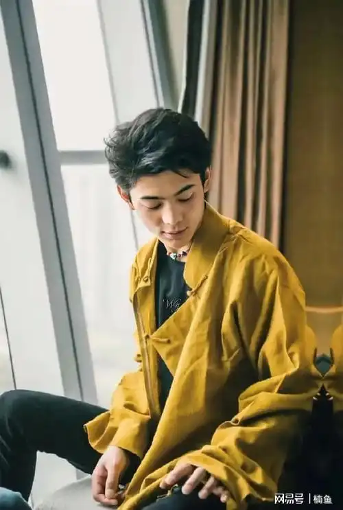 乖巧小男生秒变霸道总裁,果然有颜任性|西装|刘海|发型_网易订阅