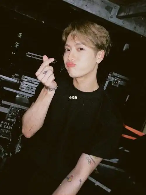 直播就给我们看了吃的[doge]#王嘉尔  #向全世界安利王嘉尔