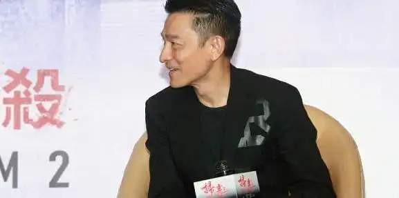 刘德华外穿黑色西装,搭渐变色牛仔裤,59岁还是那么潮!