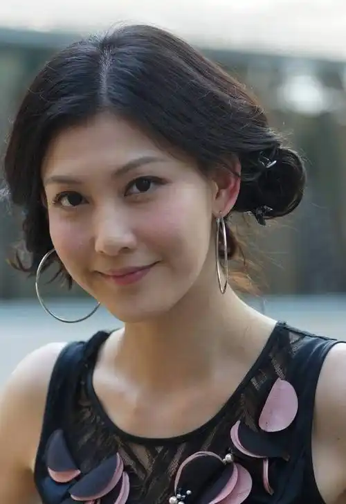 被誉为香港玉女掌门人的李彩桦,长发散落漂亮.