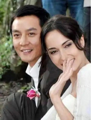 吴彦祖晒婚礼照庆结婚11周年表白妻子宝贝爱你