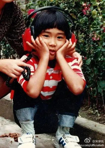 宋承宪发儿时萌照庆祝韩国儿童节