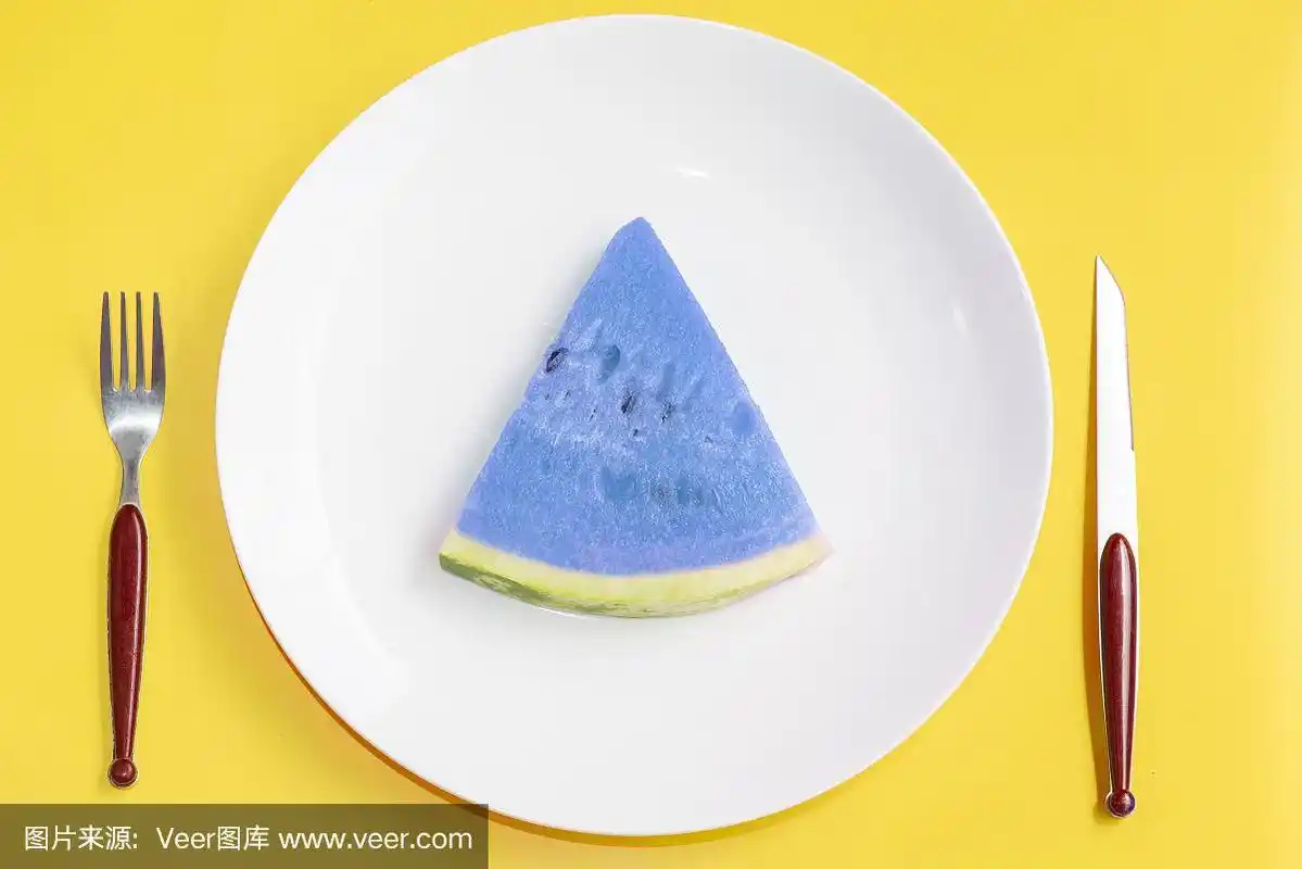 将蓝色西瓜切成薄片放在白色的盘子和黄色的背景上.