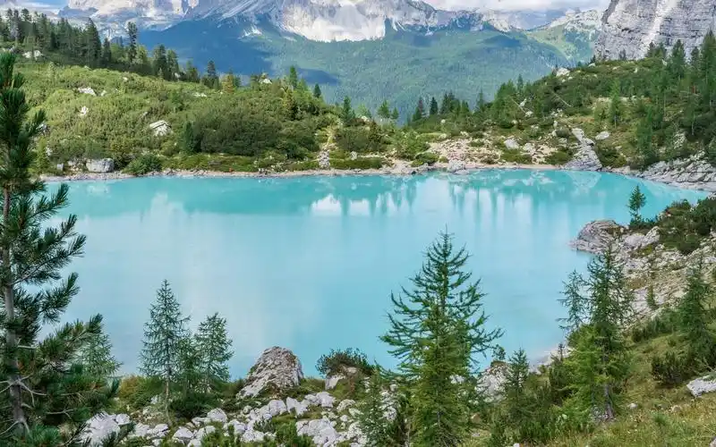 享受迷人的湖泊美景