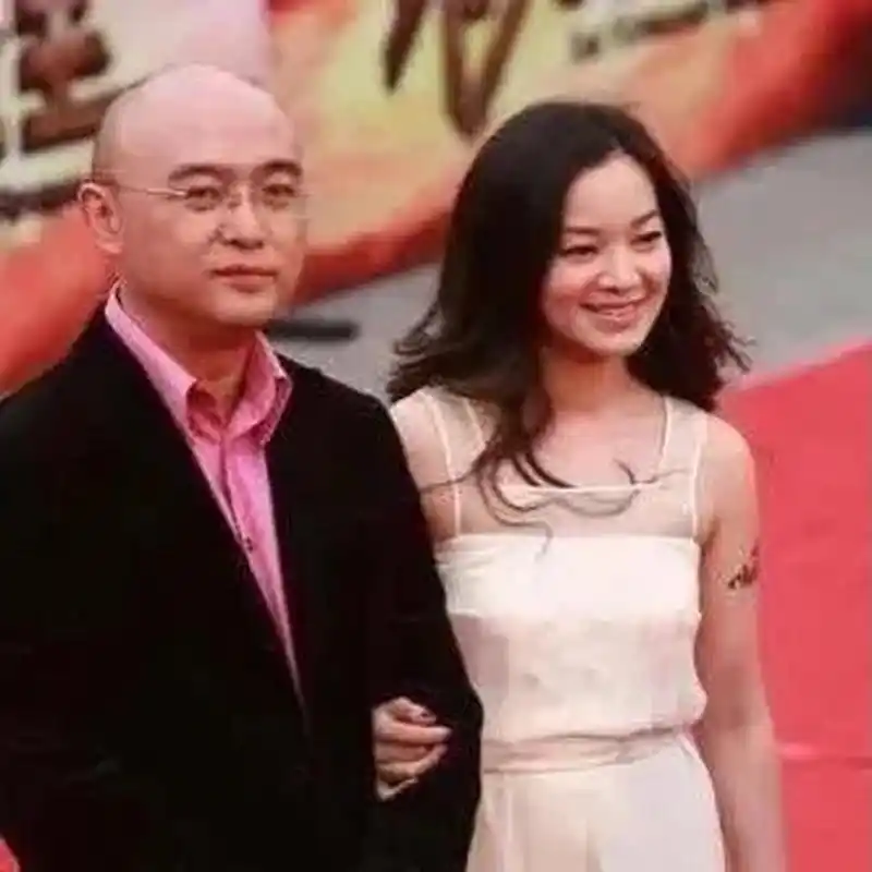 一天夜里,孟非醒来发现妻子李雪正在偷偷翻他手机,于是假装睡着,第二