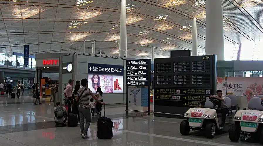 首都机场候机楼一瞥.