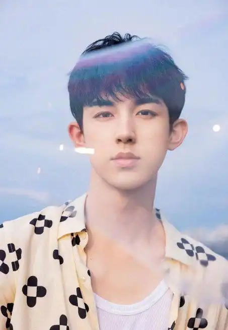 青春感十足,太帅了 嘟嘟嘴真的很可爱|郭俊辰_新浪新闻