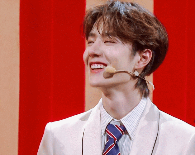 王一博[超话]##和王一博赏月过中秋##王一博笑点大放送# 你永远是